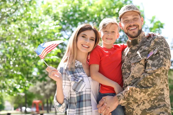 Hombre Soldado Con Familia Aire Libre Servicio Militar —  Fotos de Stock