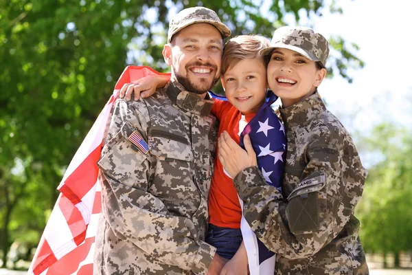 Gelukkige Militaire Familie Met Hun Zoon Buitenshuis — Stockfoto