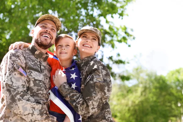 快乐的军人家庭与他们的儿子在户外 — 图库照片