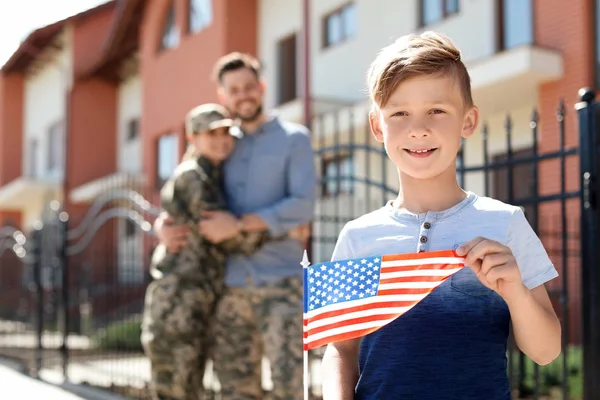 Amerikan Bayrağı Ailesi Askeri Üniforma Havada Küçük Çocuk — Stok fotoğraf