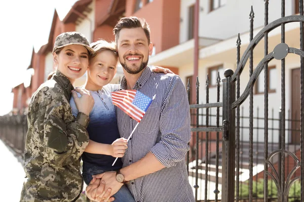 Una Soldado Con Familia Aire Libre Servicio Militar — Foto de Stock