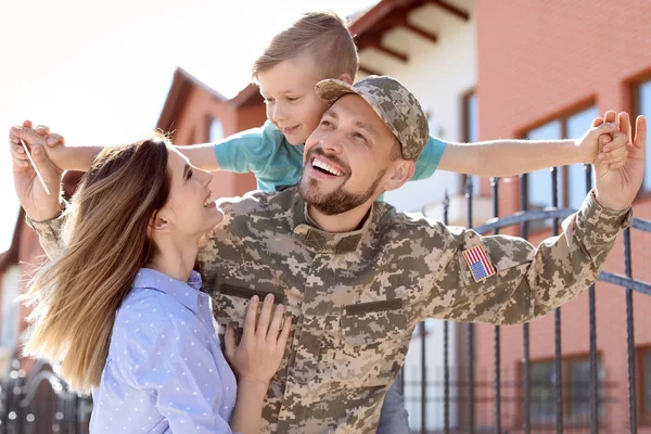 Αρσενικό Στρατιώτης Επανενωθεί Την Οικογένειά Του Εξωτερικούς Χώρους Στρατιωτική Θητεία — Φωτογραφία Αρχείου