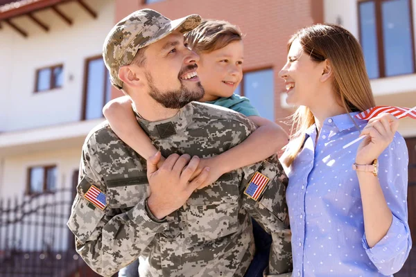 Soldado Reunió Con Familia Aire Libre Servicio Militar — Foto de Stock