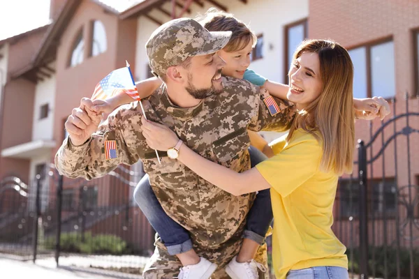 Mannelijke Soldaat Herenigd Met Zijn Gezin Buiten Militaire Dienst — Stockfoto