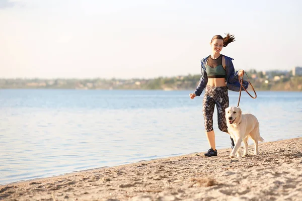 Sahilde köpeğini birlikte olan kadın. Evde beslenen hayvan kaygı