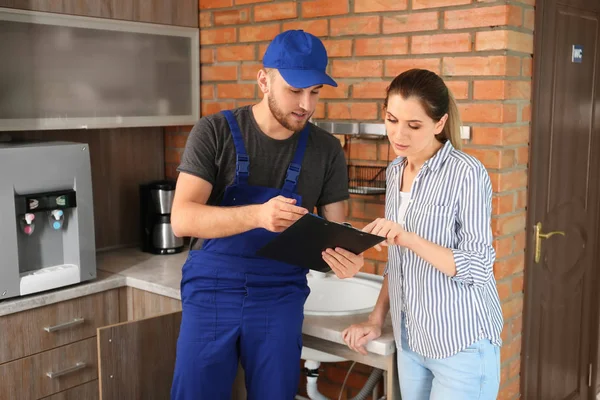 Fontanero Profesional Uniforme Con Cliente Interiores —  Fotos de Stock