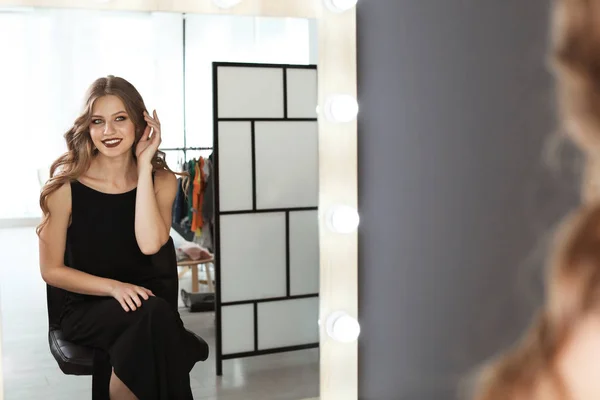 Jeune Belle Femme Près Miroir Dans Salle Maquillage — Photo