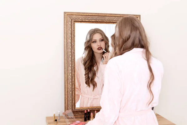 Mujer Joven Aplicando Maquillaje Cerca Del Espejo Vestidor — Foto de Stock