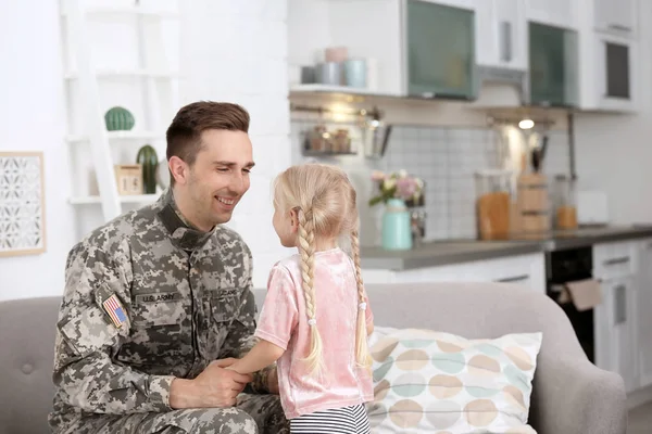 Jovem Uniforme Militar Com Sua Filhinha Casa — Fotografia de Stock