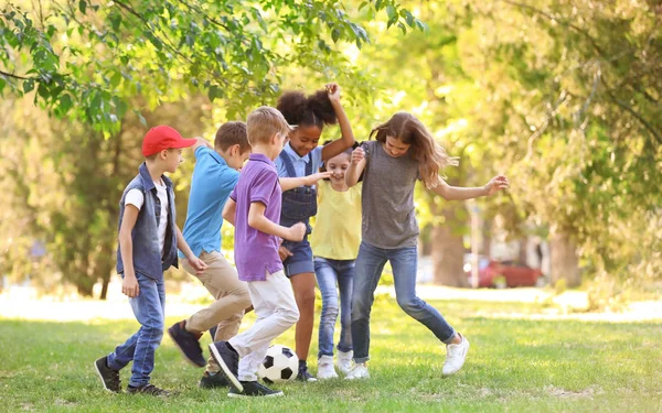 Bonito Crianças Brincando Com Bola Livre Dia Ensolarado — Fotografia de Stock