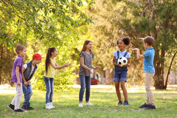 Lindos Niños Pequeños Jugando Con Pelota Aire Libre Día Soleado —  Fotos de Stock