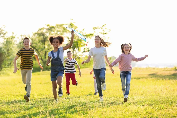 Söta Små Barn Leker Med Kite Utomhus Solig Dag — Stockfoto