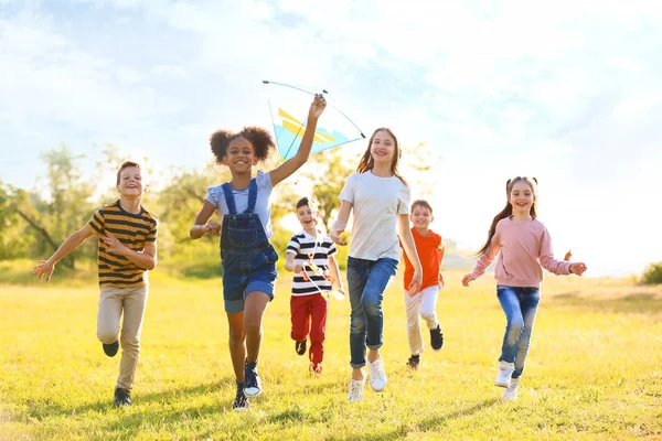 Petits Enfants Mignons Jouant Avec Cerf Volant Plein Air Jour — Photo