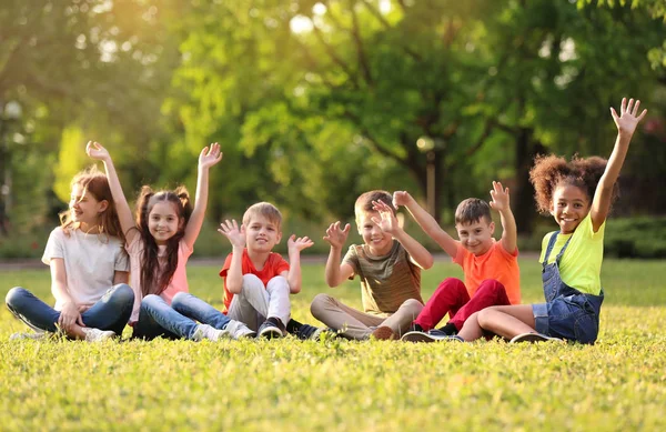 Carini Bambini Piccoli Seduti Sull Erba All Aperto Nella Giornata — Foto Stock