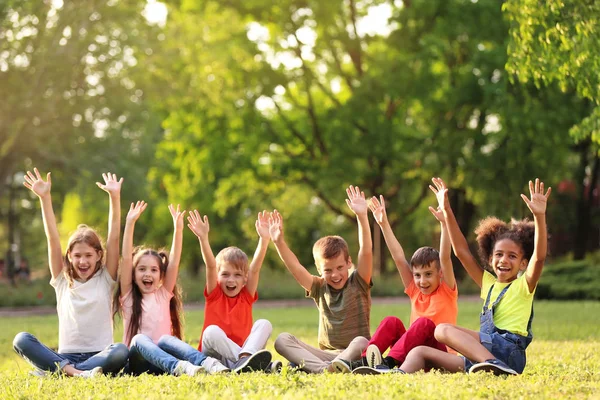 Lindos Niños Pequeños Sentados Hierba Aire Libre Día Soleado — Foto de Stock