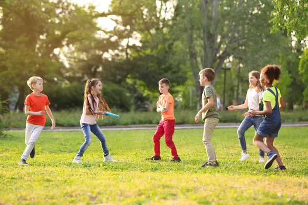 Leuke Lieve Kinderen Buiten Spelen Met Frisbee Zonnige Dag — Stockfoto