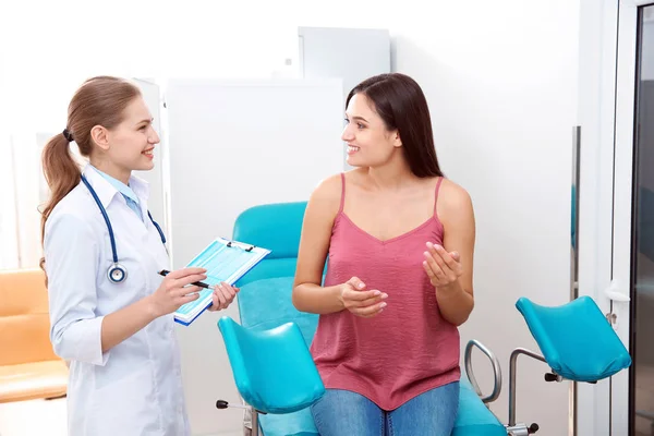 Mujer Joven Teniendo Cita Consultorio Del Ginecólogo — Foto de Stock