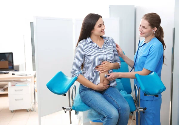 Mujer Embarazada Teniendo Cita Consultorio Del Ginecólogo — Foto de Stock