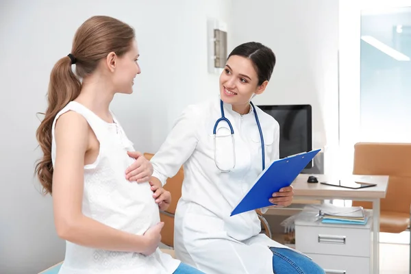 Mujer Embarazada Teniendo Cita Consultorio Del Ginecólogo —  Fotos de Stock