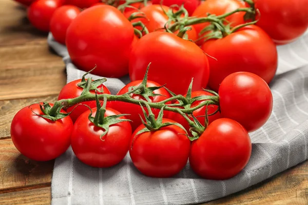 Tomates Rouges Mûres Fraîches Sur Table Bois — Photo