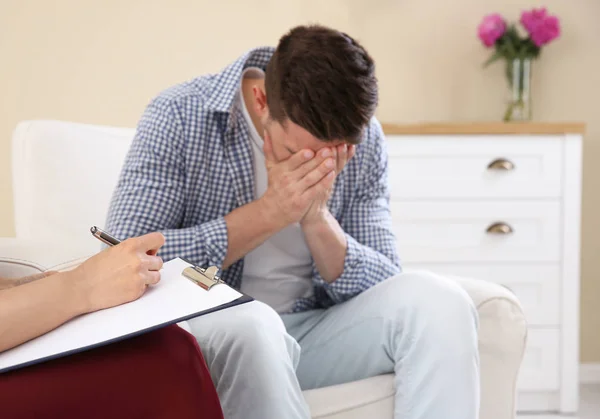 Joven Deprimido Teniendo Cita Con Psicólogo Consultorio — Foto de Stock