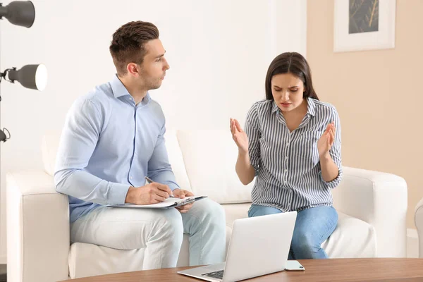 Mujer Joven Deprimida Teniendo Cita Con Psicólogo Consultorio — Foto de Stock