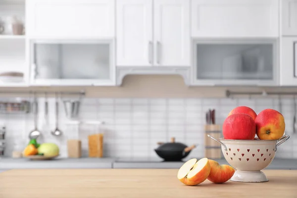 Mele Mature Vista Offuscata Degli Interni Della Cucina Sfondo — Foto Stock