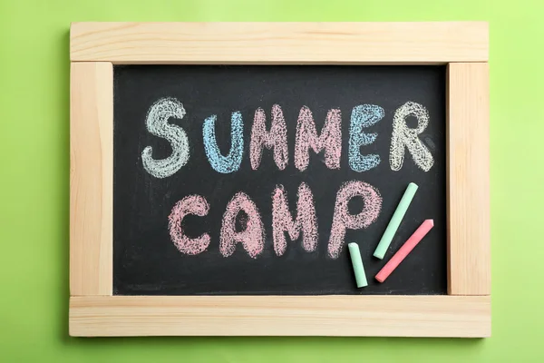 Texto Summer Camp Quadro Negro Pequeno Giz Colorido Vista Superior — Fotografia de Stock