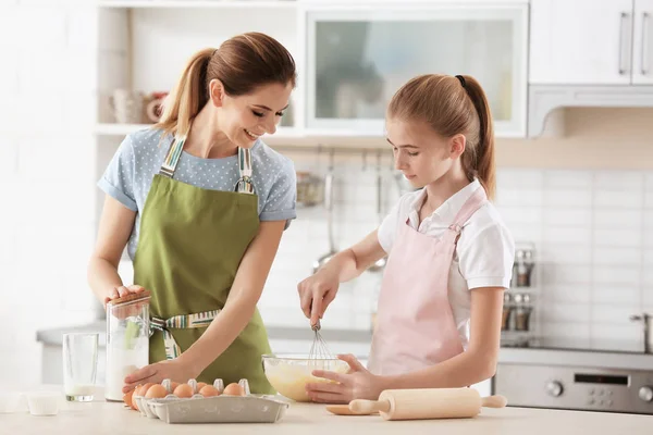 Moeder Haar Dochter Maken Deeg Aan Tafel Keuken — Stockfoto