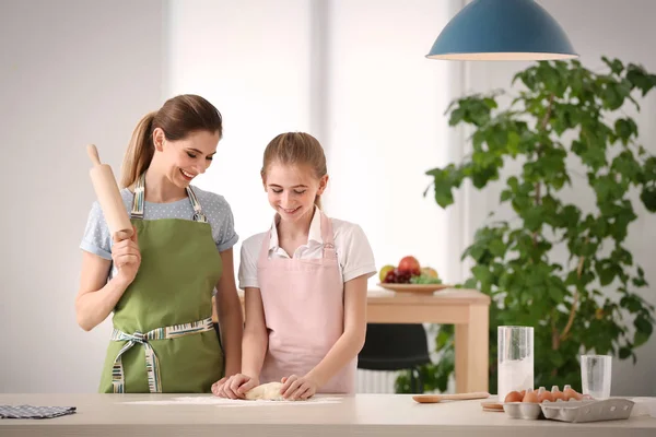 Mor Och Hennes Dotter Förbereder Degen Bordet Köket — Stockfoto