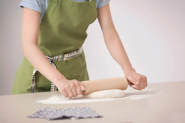 Donna Rotolamento Pasta Tavola Chiuso Primo Piano — Foto Stock