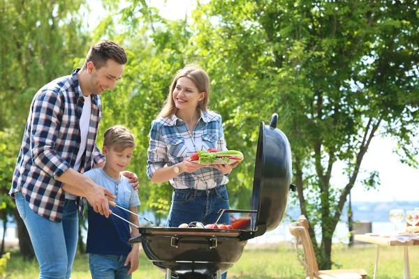 Família Feliz Ter Churrasco Com Churrasqueira Moderna Livre — Fotografia de Stock