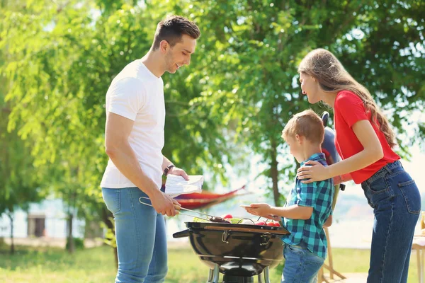 Lykkelig Familie Med Grill Med Moderne Grill Udendørs - Stock-foto