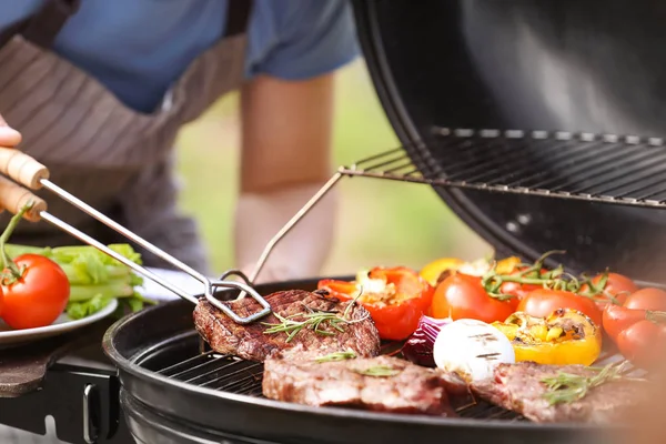 Man Matlagning Kött Och Grönsaker Grillen Utomhus — Stockfoto