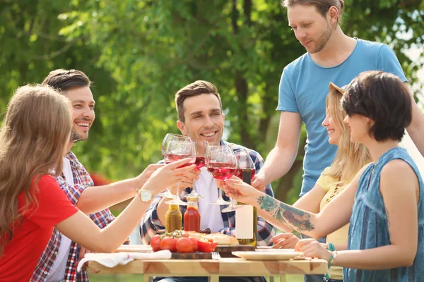 Jongeren Met Glazen Wijn Aan Tafel Buiten Zomer Barbecue — Stockfoto