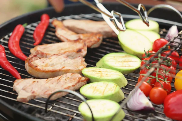 Grill Moderne Avec Viande Légumes Extérieur Gros Plan — Photo