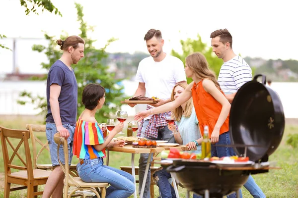 Giovani Che Fanno Barbecue Con Barbecue Moderno All Aperto — Foto Stock