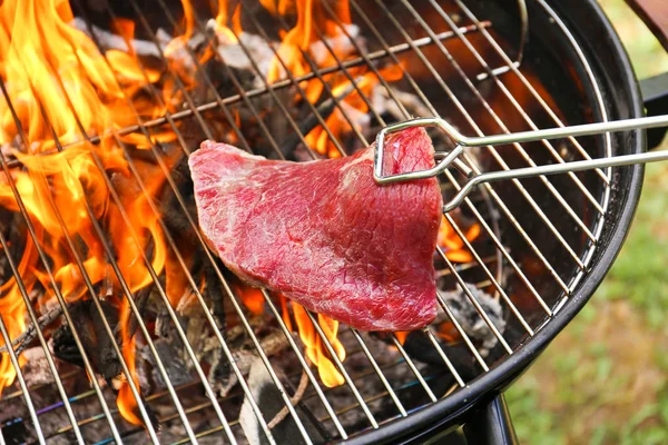 Carne Sabrosa Parrilla Barbacoa Con Llamas Fuego Aire Libre Primer —  Fotos de Stock