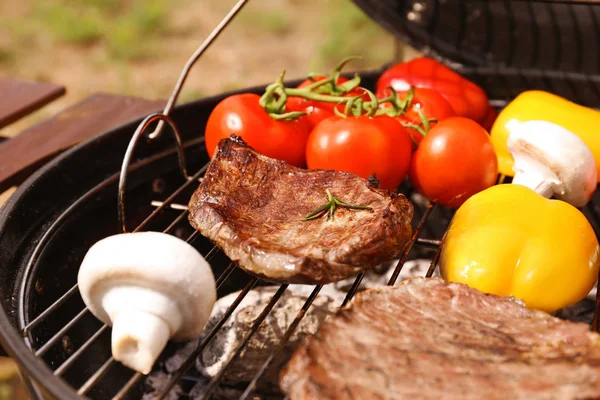 Parrilla Moderna Con Carne Verduras Aire Libre Primer Plano — Foto de Stock