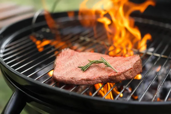 火災の炎は屋外 クローズ アップのバーベキュー グリルで美味しい肉 — ストック写真