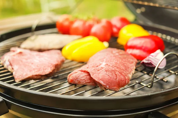 Parrilla Moderna Con Carne Verduras Aire Libre Primer Plano — Foto de Stock