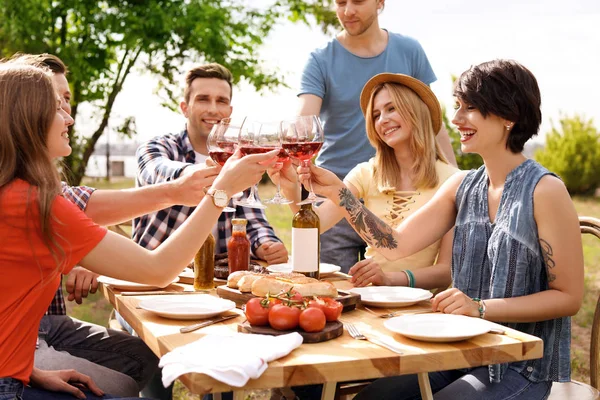Jongeren Met Glazen Wijn Aan Tafel Buiten Zomer Barbecue — Stockfoto