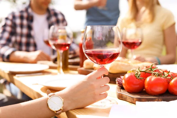 Jongeren Met Glazen Wijn Aan Tafel Buiten Zomer Barbecue — Stockfoto