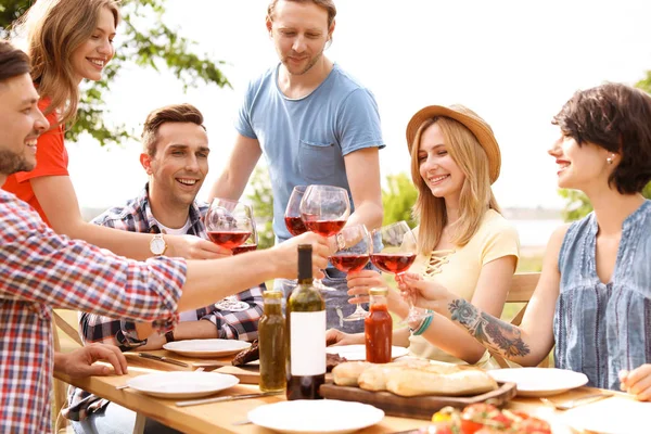 Jeunes Avec Des Verres Vin Table Extérieur Barbecue Été — Photo