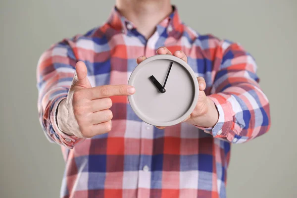 Jovem Segurando Despertador Fundo Cinza Conceito Tempo — Fotografia de Stock