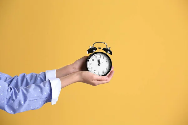 Mujer Joven Sosteniendo Despertador Fondo Color Concepto Tiempo —  Fotos de Stock