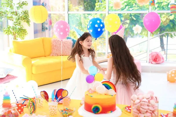 可爱的女孩一起玩在生日聚会室内 — 图库照片
