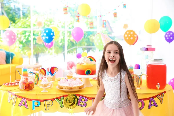 Симпатична Маленька Дівчинка Біля Столу Частуваннями Вечірці Приміщенні — стокове фото