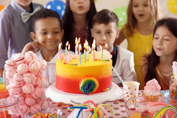 Симпатичні Діти Вибухають Свічки День Народження Торт Столом Приміщенні — стокове фото