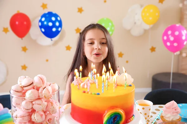 Menina Bonito Soprando Velas Seu Bolo Aniversário Dentro Casa — Fotografia de Stock